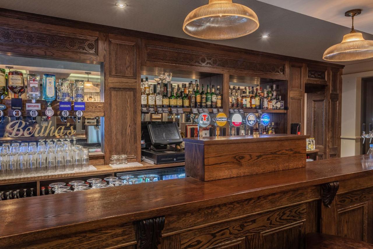 Silverbirch Hotel Оума Екстериор снимка