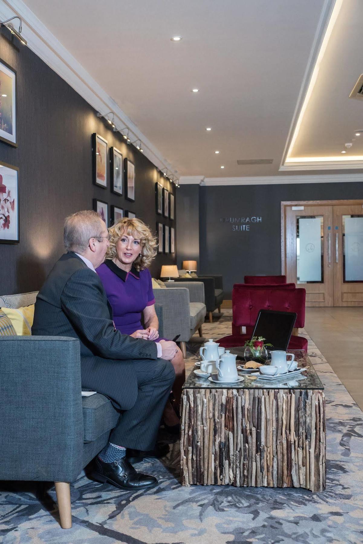 Silverbirch Hotel Оума Екстериор снимка